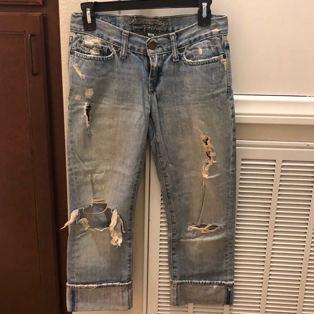 Abercrombie & Fitch cropped distressed jeans